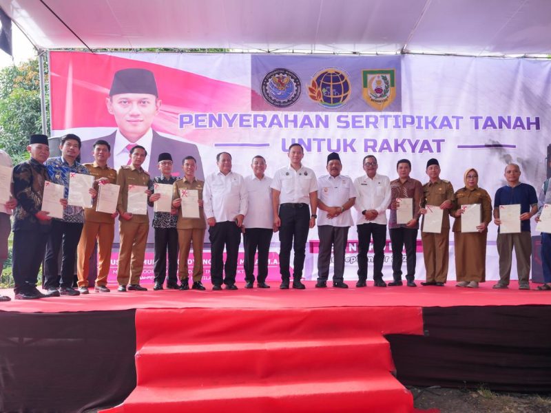 Wakil Menteri Agraria dan Tata Ruang/Wakil Kepala Badan Pertanahan Nasional (Wamen ATR/Waka BPN), Ossy Dermawan, bersama Menteri Koordinator Bidang Infrastruktur dan Pembangunan Kewilayahan (Menko IPK), Agus Harimurti Yudhoyono (AHY) menyerahkan 184 sertipikat di wilayah kerja Kantor Wilayah (Kanwil) BPN Provinsi Bengkulu.