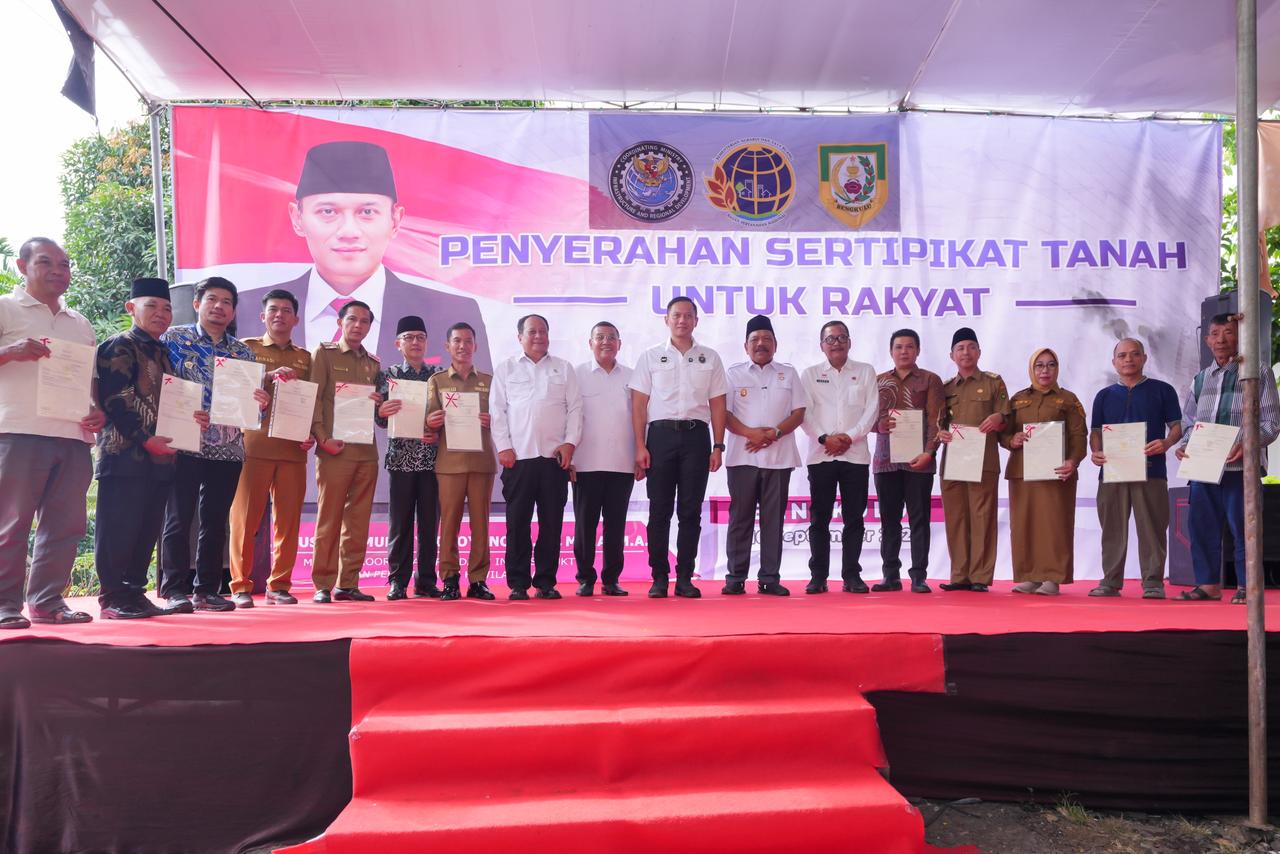 Wakil Menteri Agraria dan Tata Ruang/Wakil Kepala Badan Pertanahan Nasional (Wamen ATR/Waka BPN), Ossy Dermawan, bersama Menteri Koordinator Bidang Infrastruktur dan Pembangunan Kewilayahan (Menko IPK), Agus Harimurti Yudhoyono (AHY) menyerahkan 184 sertipikat di wilayah kerja Kantor Wilayah (Kanwil) BPN Provinsi Bengkulu.