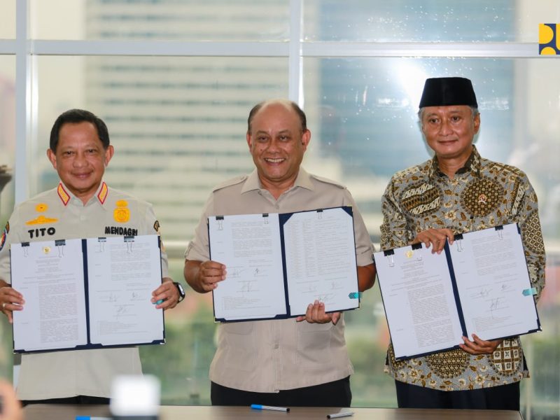 penandatanganan Surat Keputusan Bersama antara Kementerian PU, Badan Gizi Nasional (BGN), dan Kementerian Dalam Negeri pada Kamis (18/9) di Gedung BGN, Jakarta.