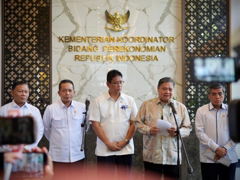 Menkop Ferry Juliantono usai acara Rakortas Kemenko Bidang Perekonomian terkait finalisasi paket ekonomi dan penyerapan tenaga kerja, di Jakarta, Senin (22/9).