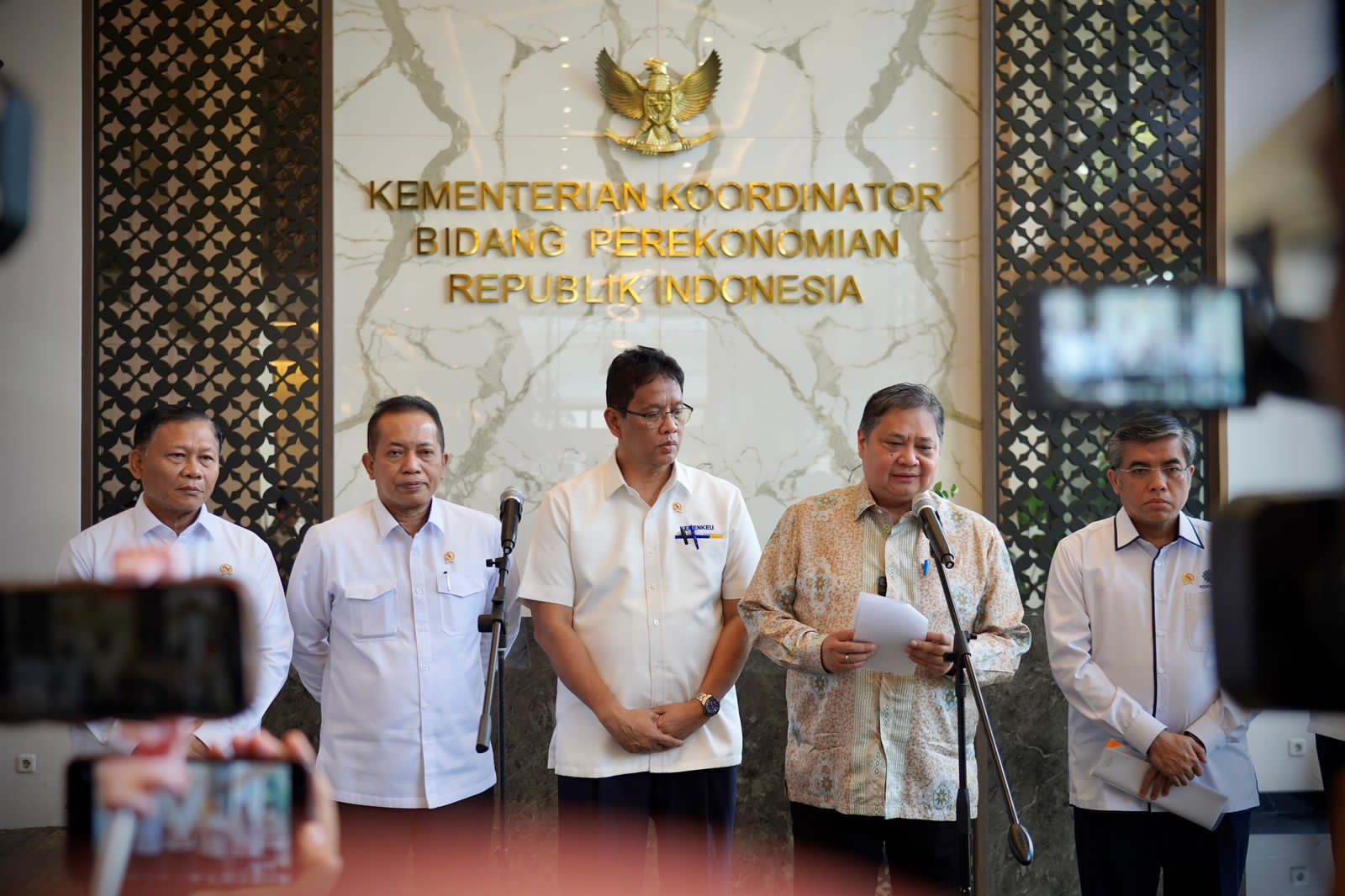 Menkop Ferry Juliantono usai acara Rakortas Kemenko Bidang Perekonomian terkait finalisasi paket ekonomi dan penyerapan tenaga kerja, di Jakarta, Senin (22/9).