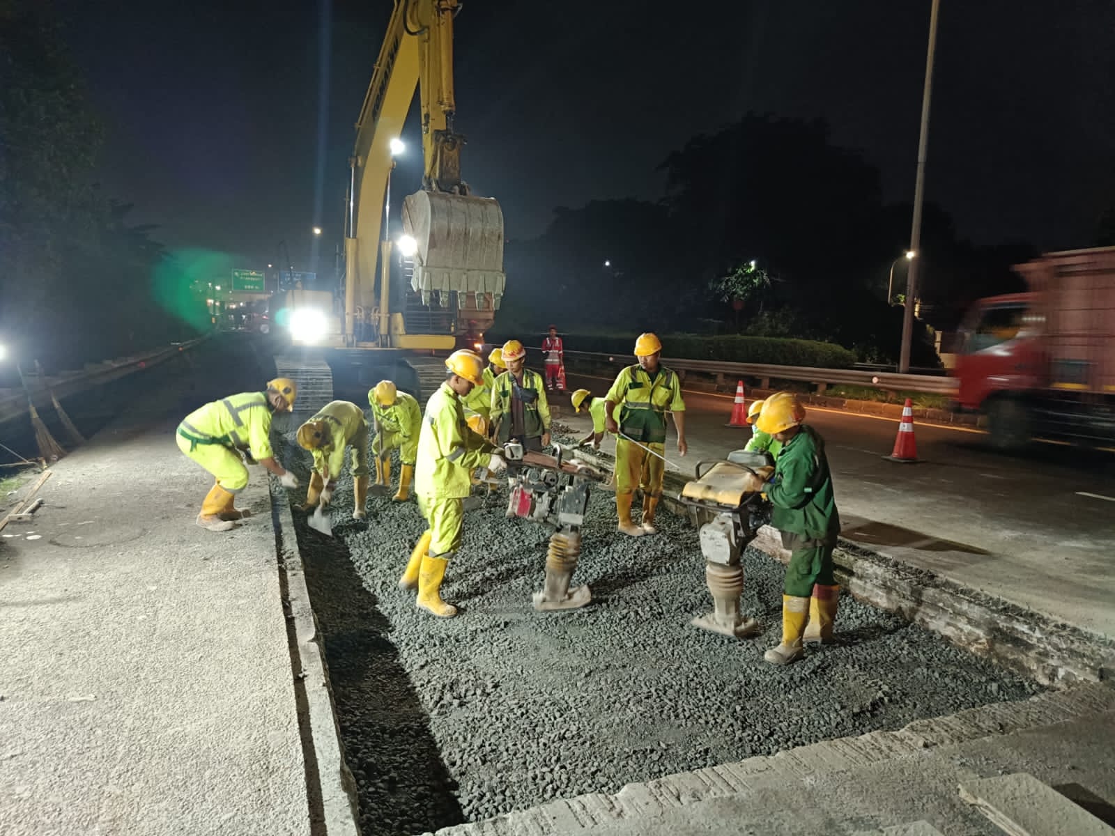 pekerjaan pemeliharaan perkerasan di Jalan Tol JORR, sebagai bagian dari program berkelanjutan untuk menjaga keamanan dan keselamatan pengguna jalan serta memastikan kondisi jalan tetap prima sesuai Standar Pelayanan Minimal (SPM).