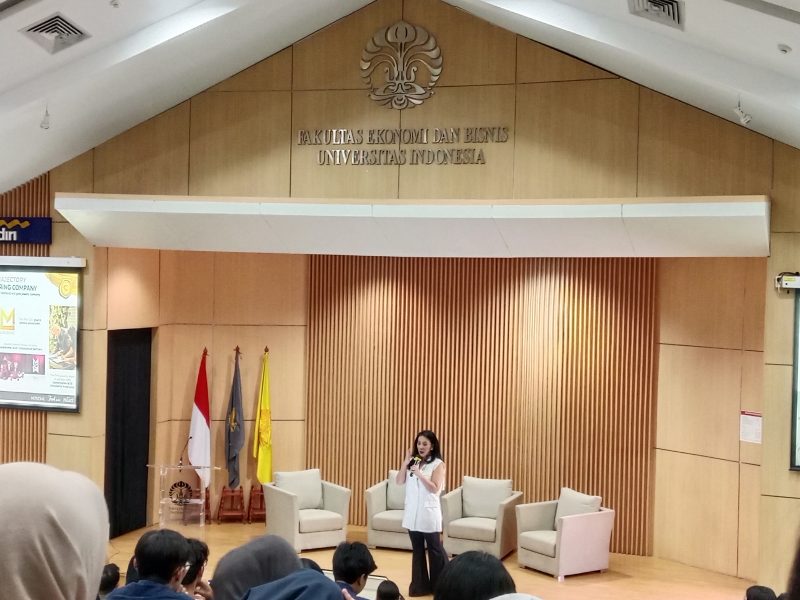 menggelar public lecture bertajuk “Turn Sparks into Brilliance” di Auditorium FEB Universitas Indonesia (UI). Chief Operating Officer CMK, Petronella Soan, menegaskan komitmen perusahaan dalam membangun talenta muda Indonesia.