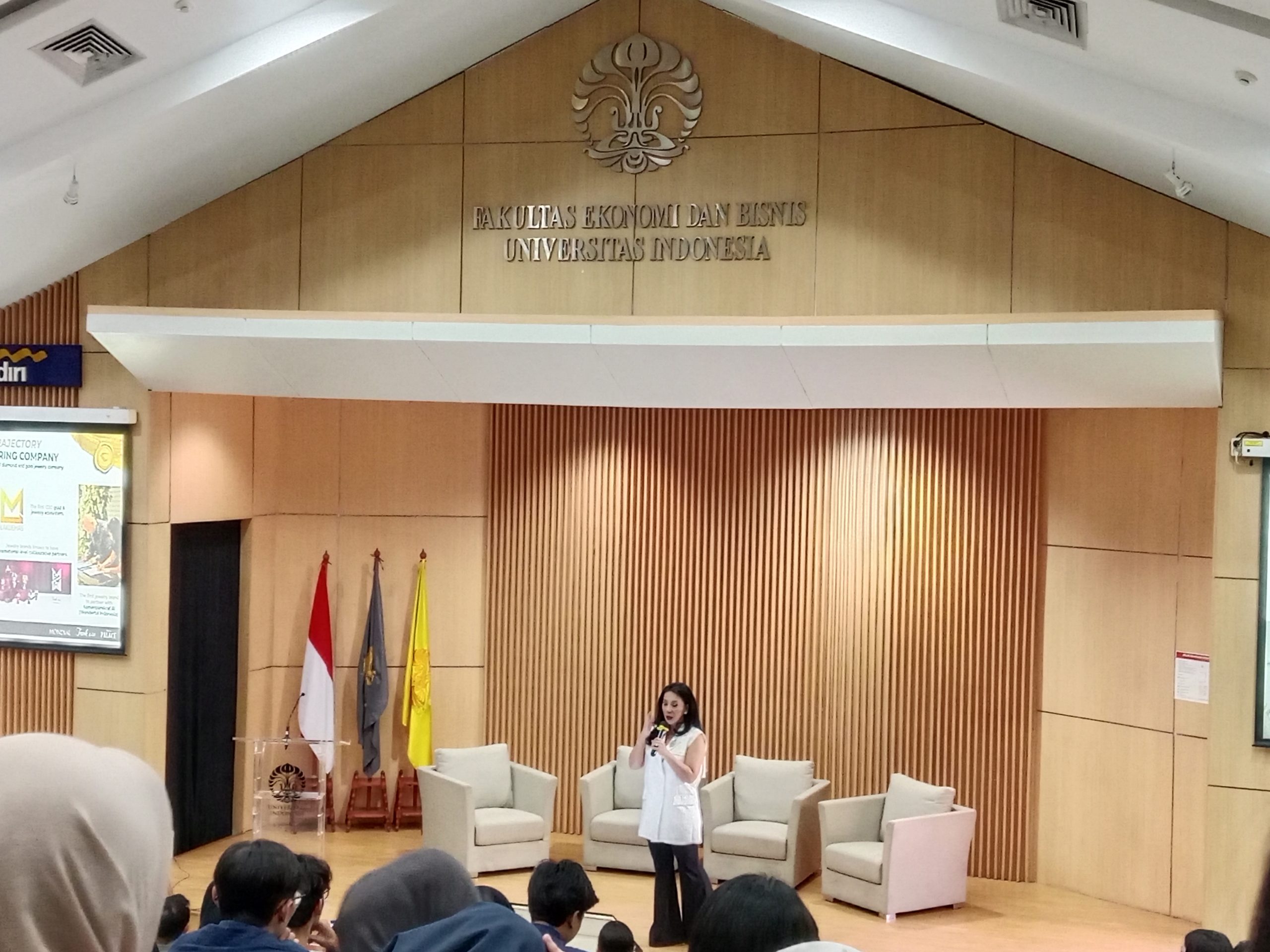 menggelar public lecture bertajuk “Turn Sparks into Brilliance” di Auditorium FEB Universitas Indonesia (UI).Chief Operating Officer CMK, Petronella Soan, menegaskan komitmen perusahaan dalam membangun talenta muda Indonesia.
