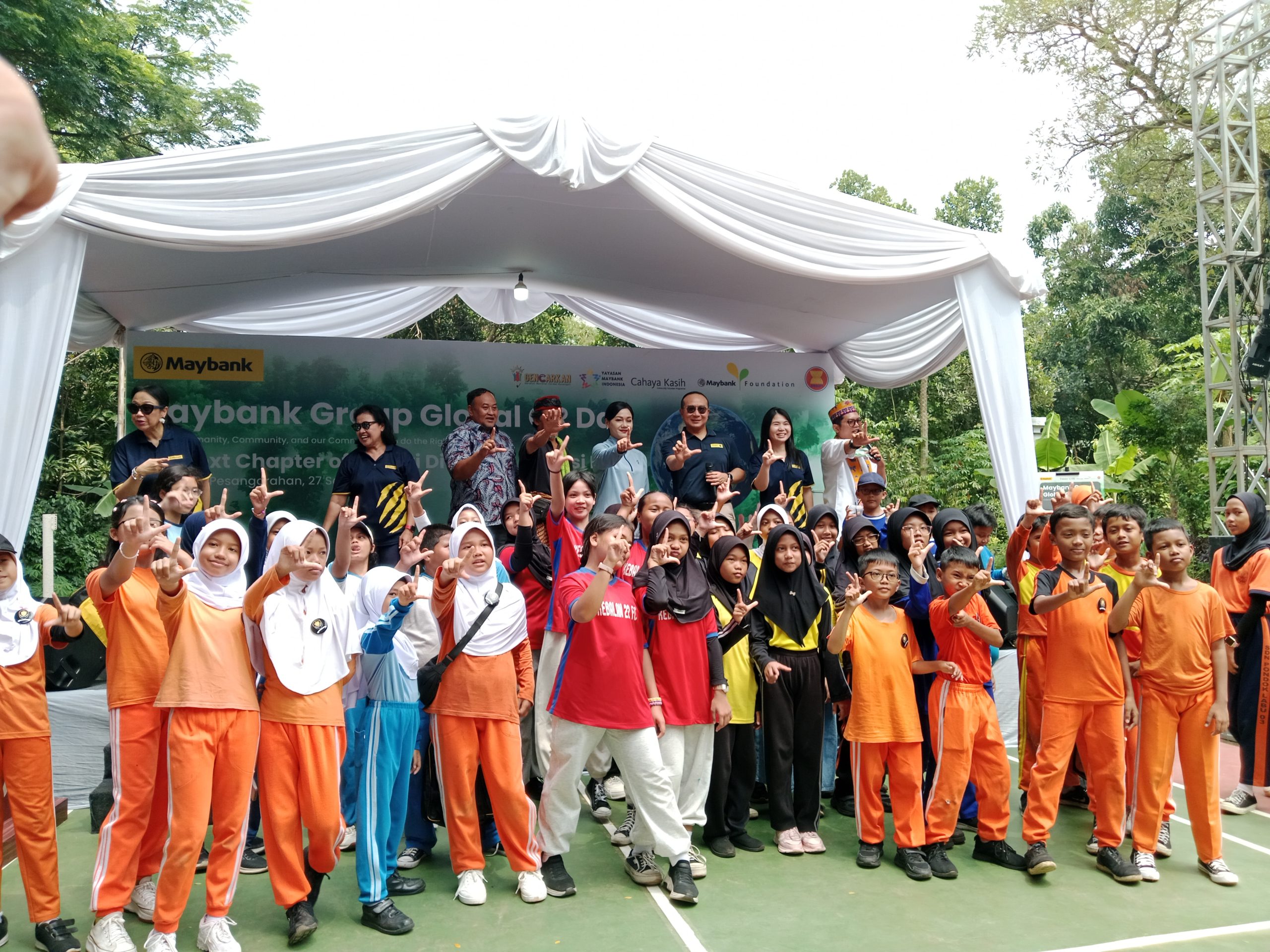 Dengan mengusung tema *“The Next Chapter of Negeri di Awan: Literasi Hijau”*, Maybank melanjutkan program Gerakan Literasi Negeri di Awan yang diluncurkan tahun lalu.  Foto: ratih