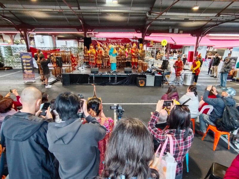 Alunan angklung sukses memeriahkan Festival Kuliner dan Kerajinan Nusantara "Taste of Indonesia" yang digelar oleh Indonesian Culinary Association of Victoria (ICAV). Foto: Ist