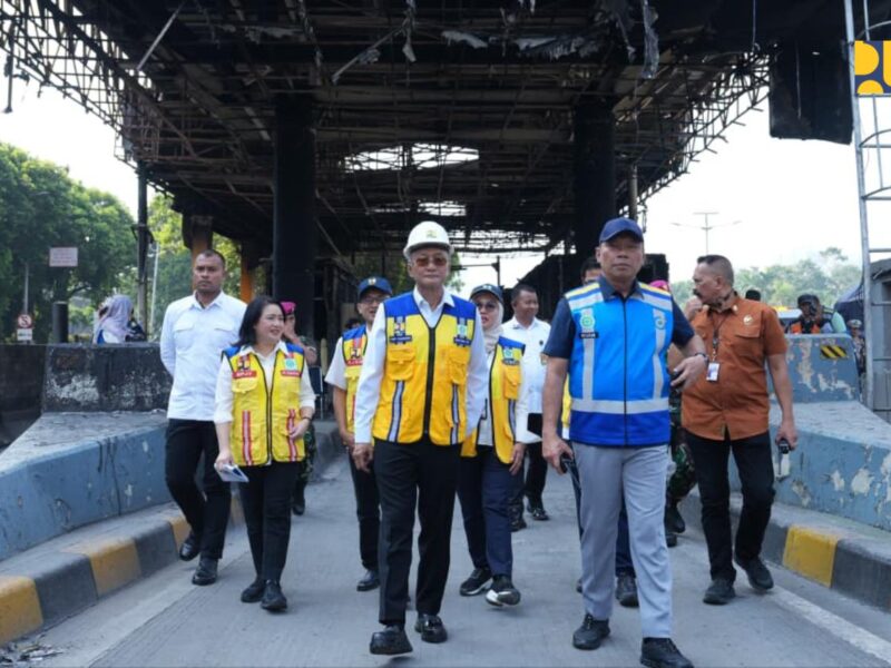 Menteri Pekerjaan Umum Dody Hanggodo meninjau fasilitas umum yang rusak pasca unjuk rasa.