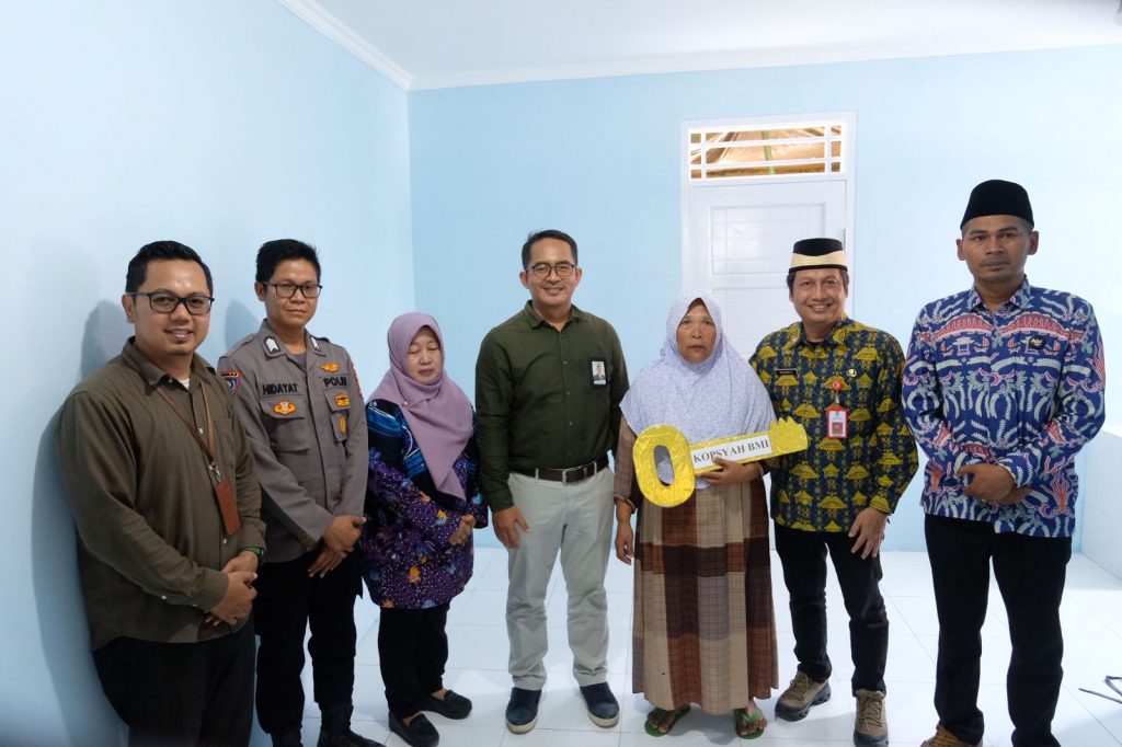 Penyerahan Hibah Rumah Siap Huni (HRSH) ke-546 untuk Marwah (63), warga Desa Gintung, Kecamatan Sukadiri. Foto: Ist