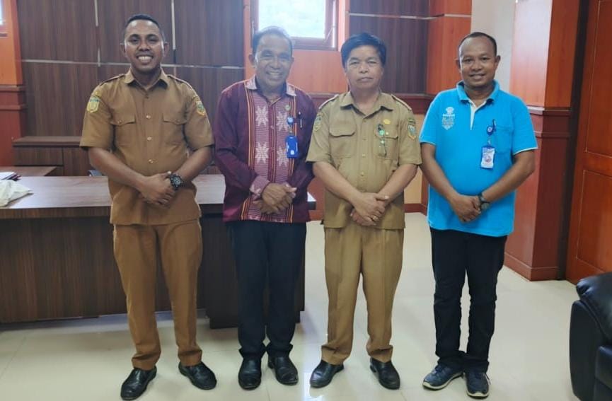 Asisten I Kabupaten Keerom, Provinsi Papua, Lukas Saranga, mengajak masyarakat setempat untuk bergabung menjadi anggota Kopdit Pintu Air. 