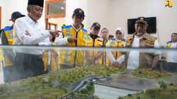 Menteri Pekerjaan Umum Dody Hanggodo saat meninjau Bendungan Logung dan berdialog dengan para petani.