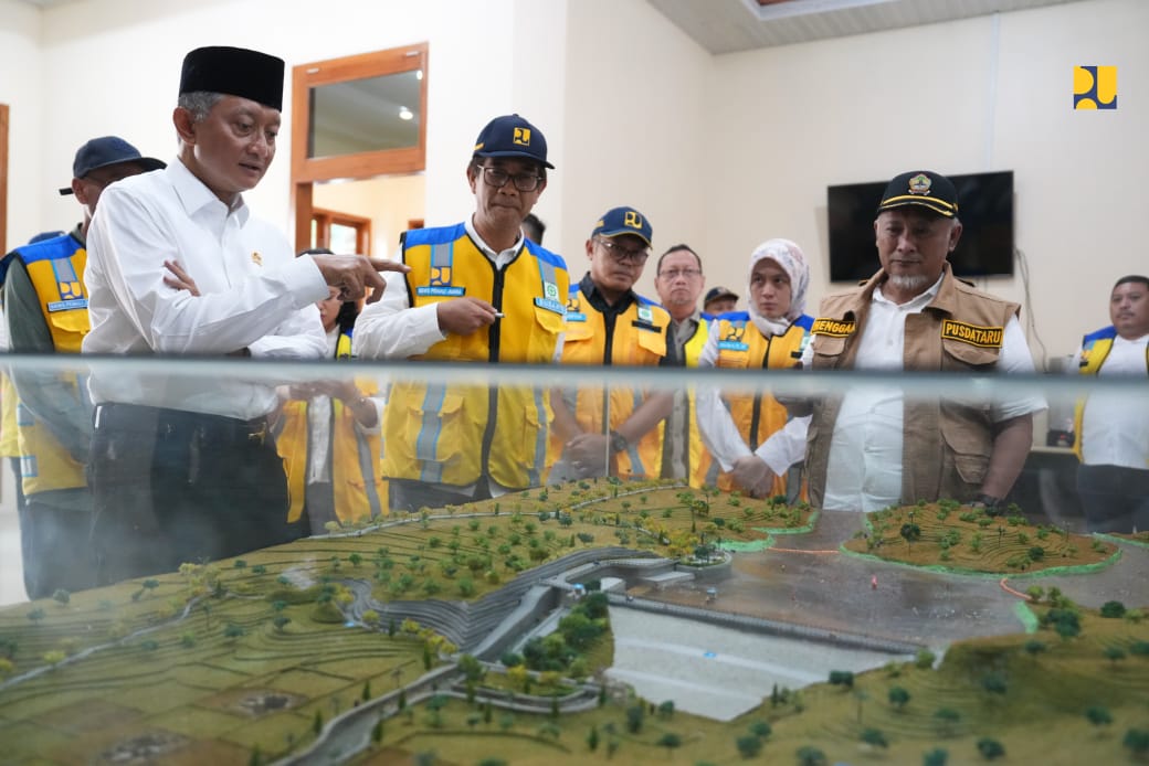 Menteri Pekerjaan Umum Dody Hanggodo saat meninjau Bendungan Logung dan berdialog dengan para petani.