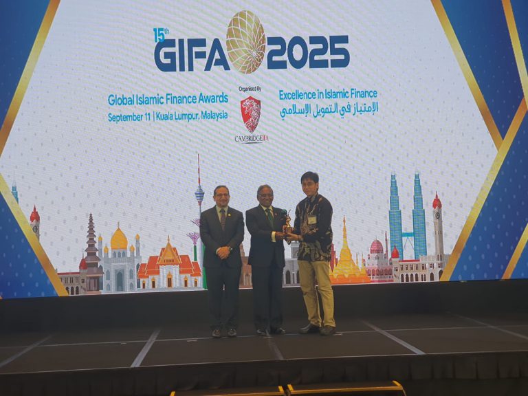 .G. Yasni (kanan) terima tropi penghargaan untuk film The Sun Gazer di panggung internasional GIFA. 