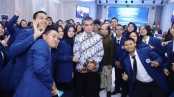 Menaker Yassierli bersama mahasiswa Polteknaker.