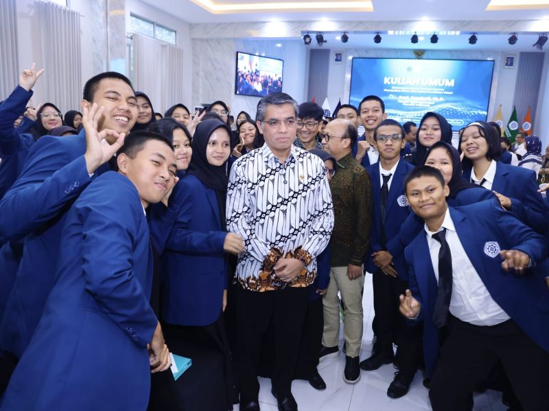 Menaker Yassierli bersama mahasiswa Polteknaker.