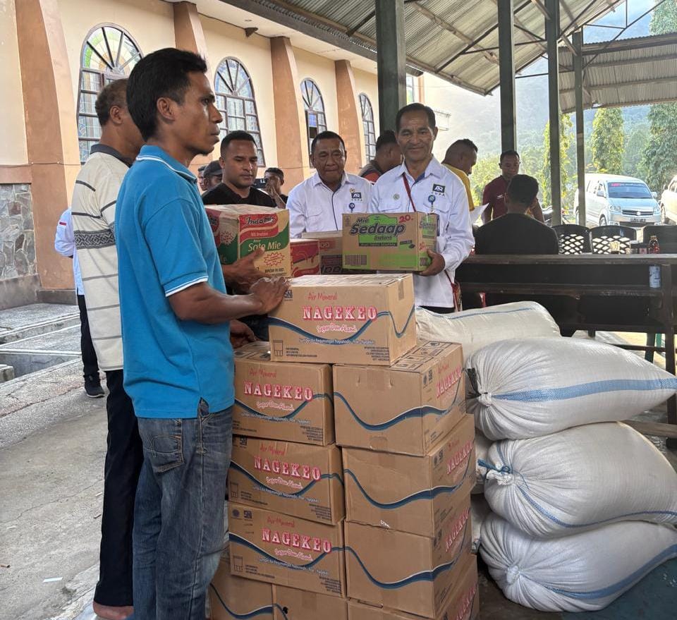 Sebagai wujud nyata kepedulian sosial, KSP Kopdit Pintu Air menyalurkan bantuan kemanusiaan bagi para korban banjir bandang di Kecamatan Mauponggo, Kabupaten Nagekeo, Nusa Tenggara Timur (NTT). Foto: Ist
