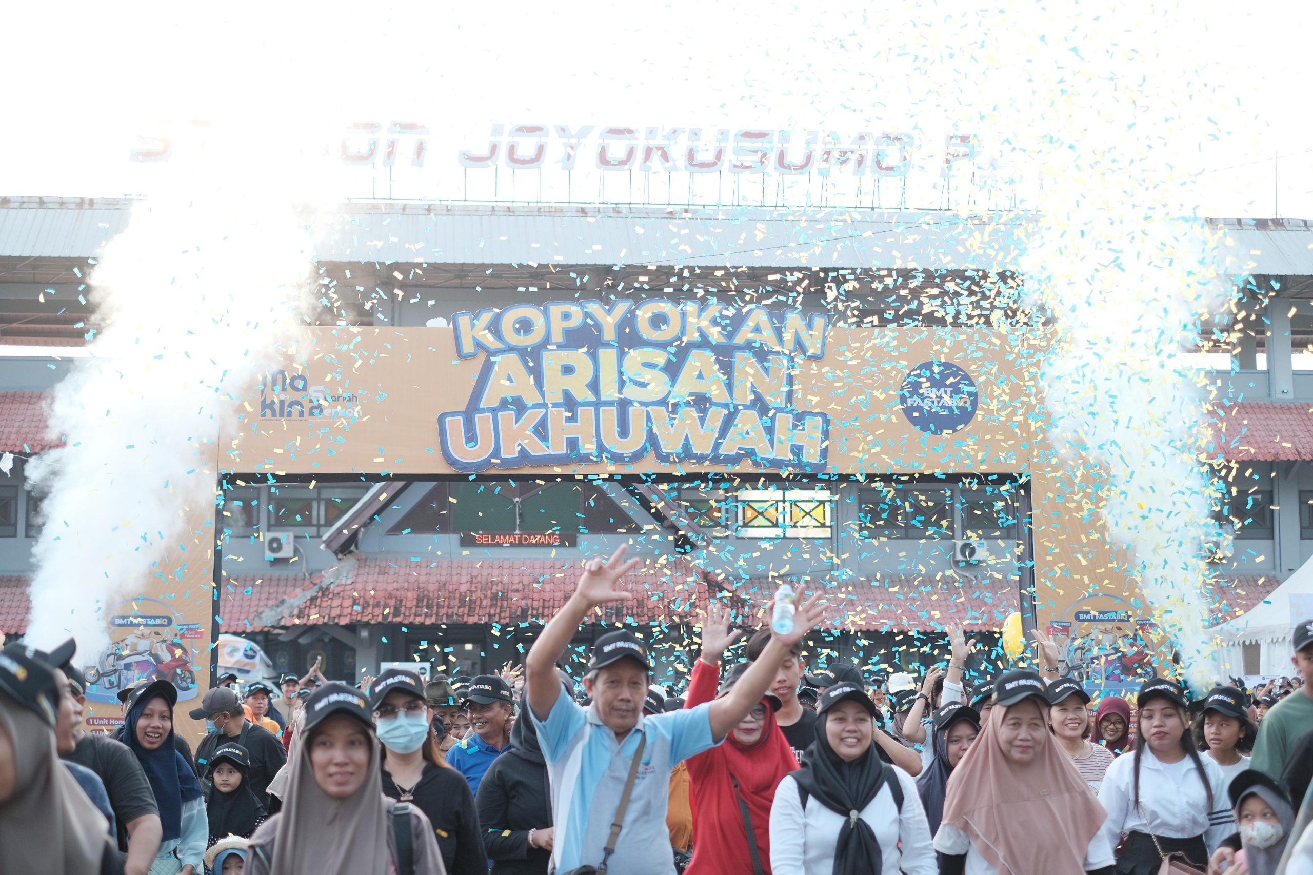 Sekitar 3.500 peserta dari 27 cabang KSPPS BMT Fastabiq tumplek blek mengikuti kegiatan Jalan Sehat sekaligus Pengopyokan Arisan Ukhuwah 2023. Foto: Ist