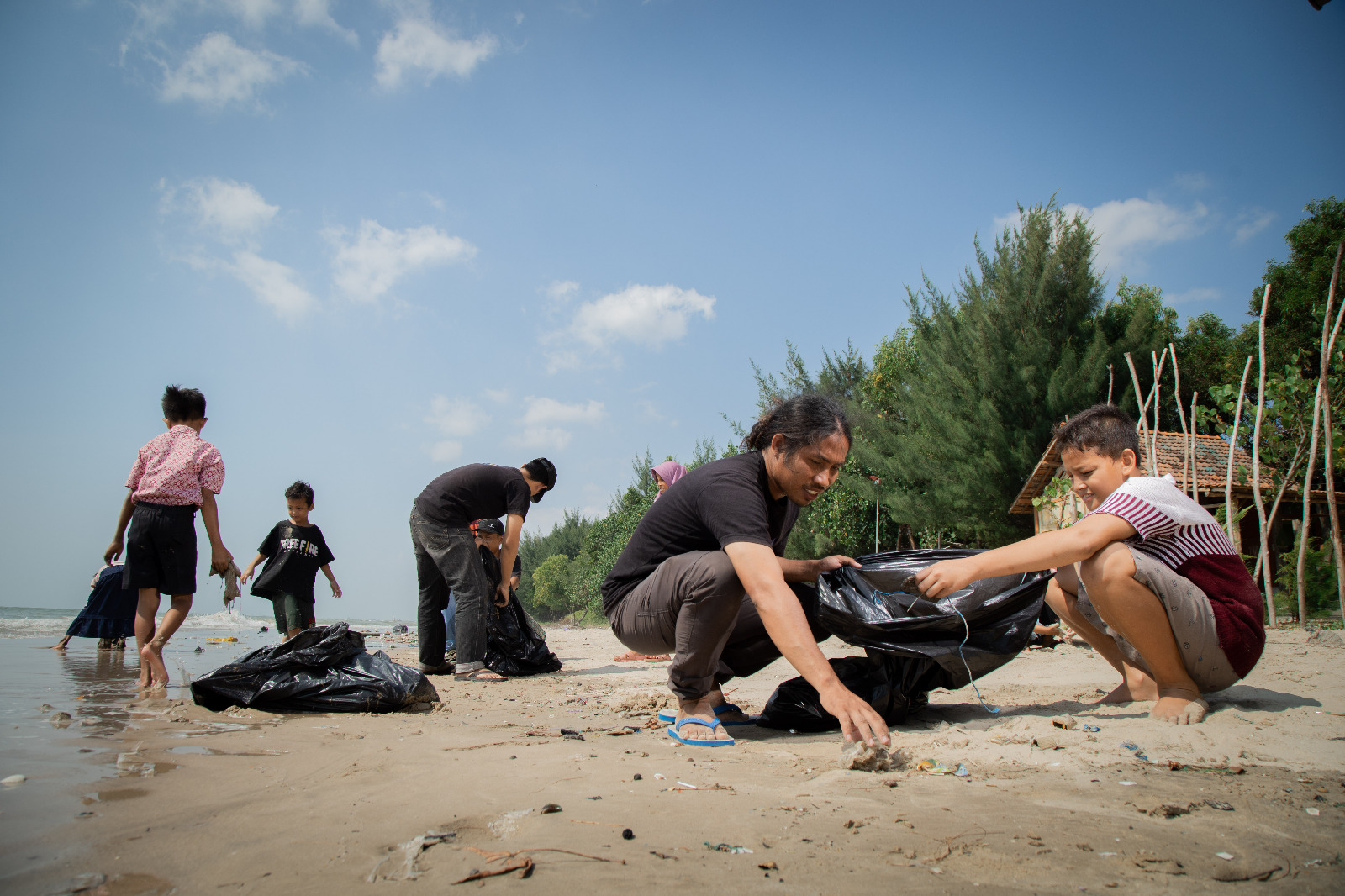 Bersih pantai menjadi salah satu kegiatan rutin dalam program CSR KAPAL PESIAR PLN Nusantara Power UP Rembang. Program ini mendapatkan penghargaan inovasi khusus dalam ajang ENSIA 2025.