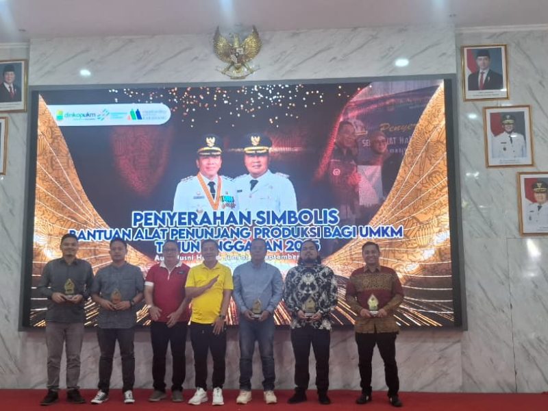 Pemerintah Kabupaten Karawang melalui Dinas Koperasi dan UKM melaksanakan kegiatan Penyerahan Simbolis Bantuan Alat Penunjang Produksi bagi Pelaku Usaha Mikro Tahun Anggaran 2025.