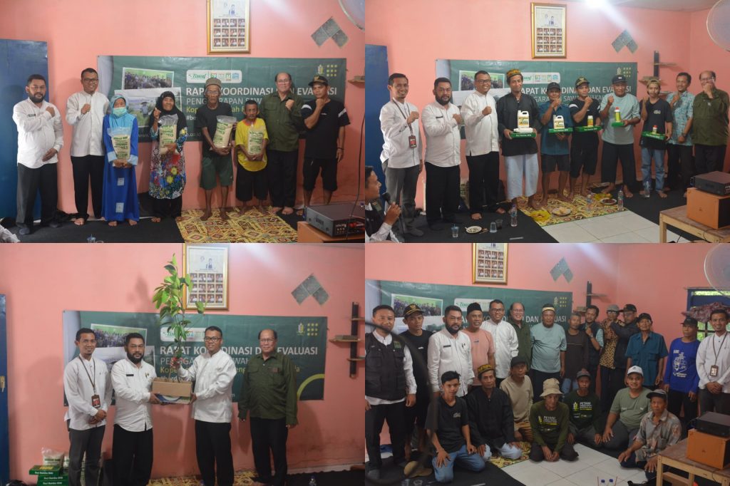 Simbolis penyerahan hasil panen sawah wakaf produktif untuk dhuafa (kiri atas), Penyerahan penghargaan kepada penggarap terbaik berdasarkan pencapaian target panen (kanan atas), penyerahan simbolis bantuan bibit pohon untuk Desa Caringin (kiri bawah) dan Foto bersama (kanan bawah), Foto: Humas