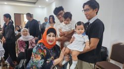 Dewi Motik menghadiri peluncuran buku “Pijat Bayi Sentuhan Cinta Ayah” dan “Petunjuk Menggunakan Alat Peraga Menolong Menyusui”. Foto: Dok. Pri