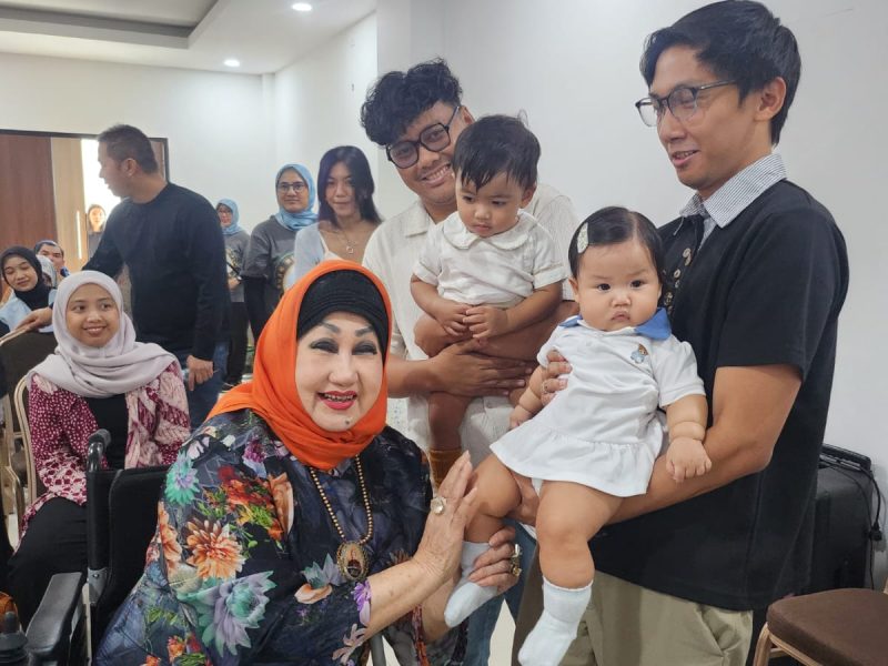 Dewi Motik menghadiri peluncuran buku “Pijat Bayi Sentuhan Cinta Ayah” dan “Petunjuk Menggunakan Alat Peraga Menolong Menyusui”. Foto: Dok. Pri