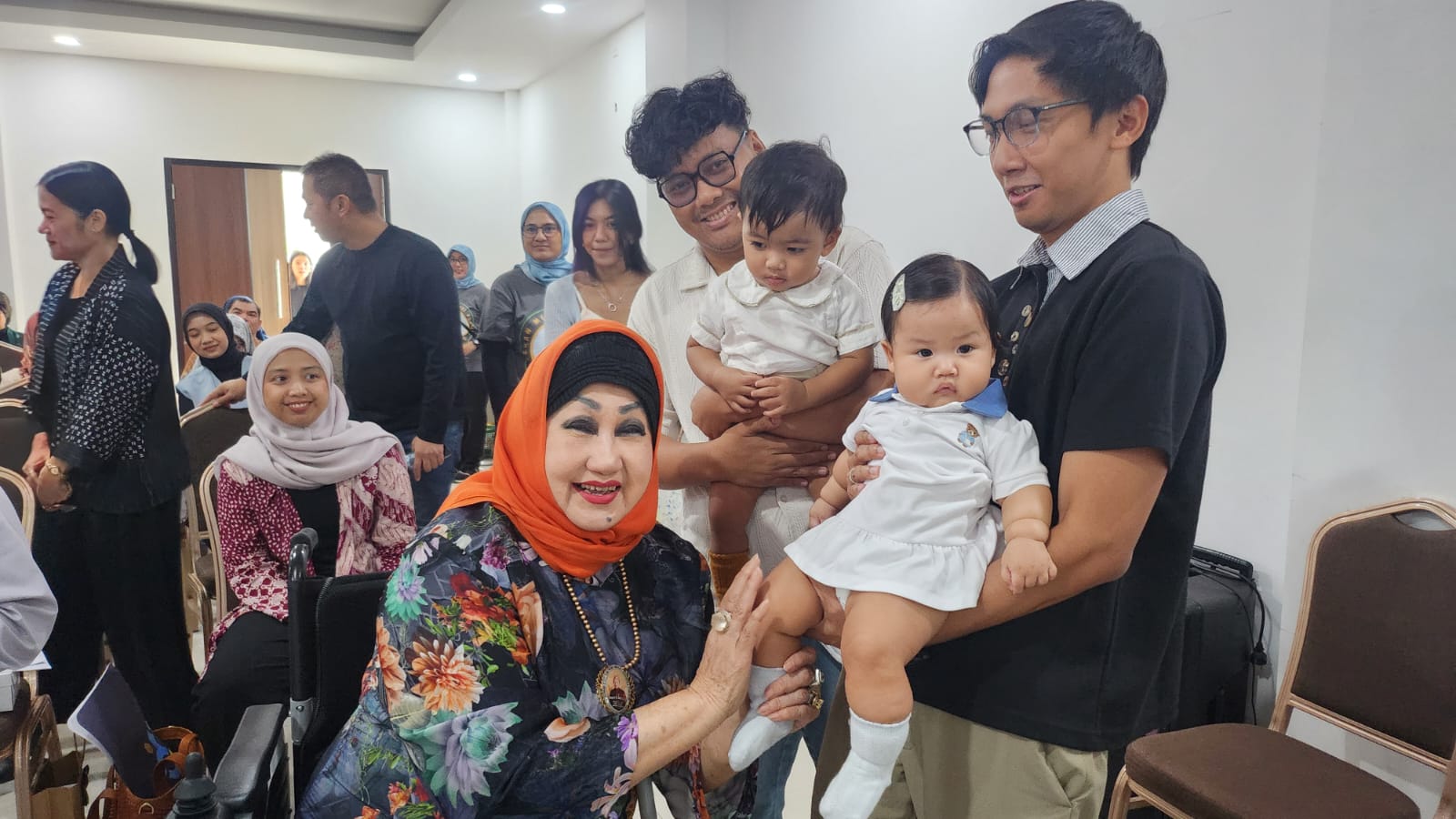 Dewi Motik menghadiri peluncuran buku “Pijat Bayi Sentuhan Cinta Ayah” dan “Petunjuk Menggunakan Alat Peraga Menolong Menyusui”. Foto: Dok. Pri