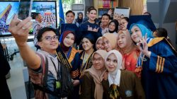 Menteri Pariwisata Widiyanti Putri Wardhana berdialog dengan mahasiswa Politeknik Pariwisata (Poltekpar) Makassar dalam agenda Ngobrol Bareng Mahasiswa di Kampus Poltekpar.AC