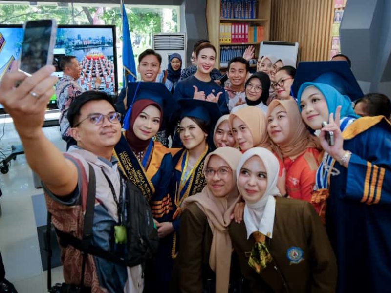 Menteri Pariwisata Widiyanti Putri Wardhana berdialog dengan mahasiswa Politeknik Pariwisata (Poltekpar) Makassar dalam agenda Ngobrol Bareng Mahasiswa di Kampus Poltekpar.AC