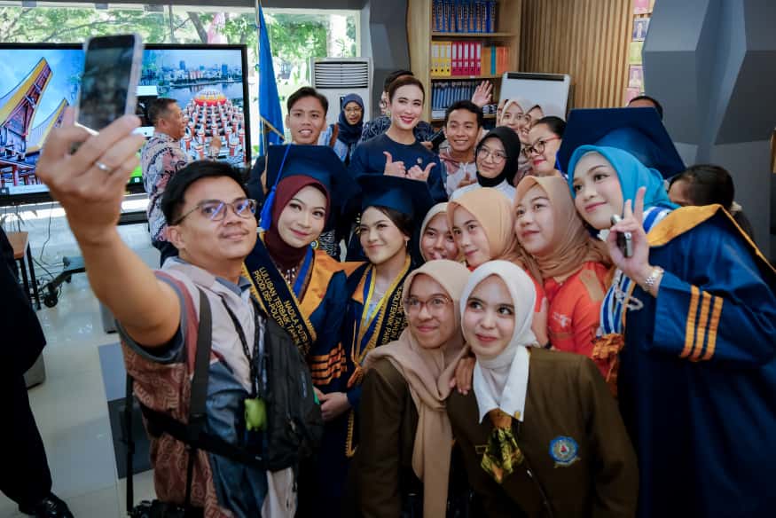 Menteri Pariwisata Widiyanti Putri Wardhana berdialog dengan mahasiswa Politeknik Pariwisata (Poltekpar) Makassar dalam agenda Ngobrol Bareng Mahasiswa di Kampus Poltekpar.AC