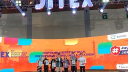 Pemprov DKI Serahkan Sertifikat Halal Penggilingan Daging dan UMKM Jakpreneur di JITEX 2025
