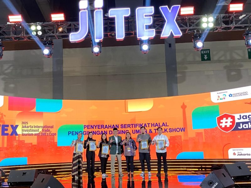 Pemprov DKI Serahkan Sertifikat Halal Penggilingan Daging dan UMKM Jakpreneur di JITEX 2025