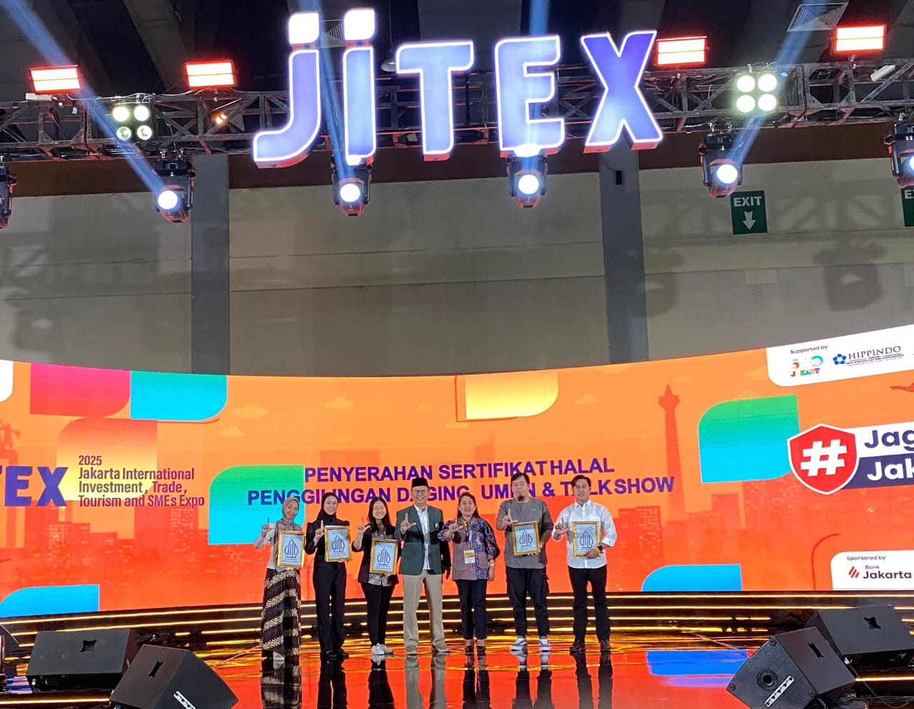 Pemprov DKI Serahkan Sertifikat Halal Penggilingan Daging dan UMKM Jakpreneur di JITEX 2025