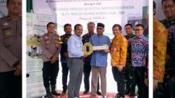 Sanwani (52), buruh angkut gerobak asal Kampung Teko Indah, Desa Karangserang, Sukadiri. Kamis (11/9/2025), ia menerima kunci rumah barunya dari Kopsyah BMI. Foto: Ist