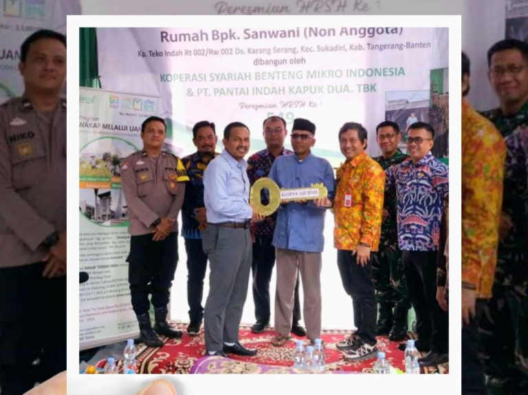 Sanwani (52), buruh angkut gerobak asal Kampung Teko Indah, Desa Karangserang, Sukadiri. Kamis (11/9/2025), ia menerima kunci rumah barunya dari Kopsyah BMI. Foto: Ist