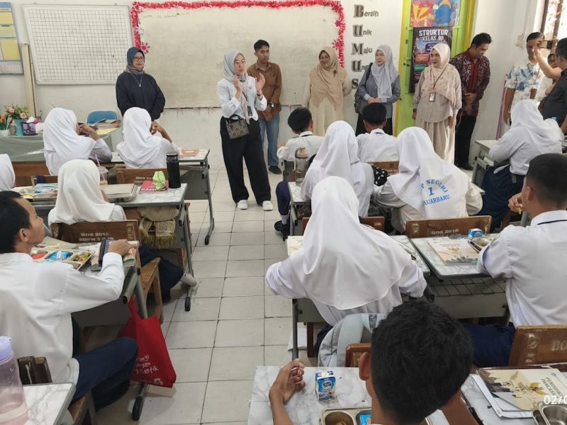 Staf Ahli Menteri Lingkungan Hidup Bidang Hubungan Antar Lembaga Pusat dan Daerah, Hanifah Dwi Nirwana, meninjau langsung pelaksanaan Program Makan Bergizi Gratis (MBG) di Banjarbaru beberapa waktu lalu.