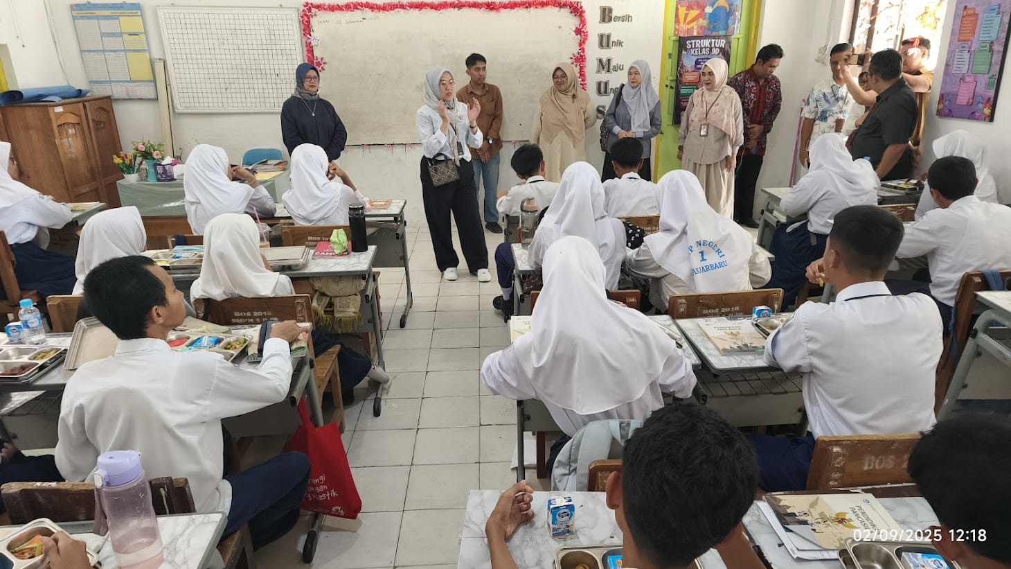 Staf Ahli Menteri Lingkungan Hidup Bidang Hubungan Antar Lembaga Pusat dan Daerah, Hanifah Dwi Nirwana, meninjau langsung pelaksanaan Program Makan Bergizi Gratis (MBG) di Banjarbaru beberapa waktu lalu.