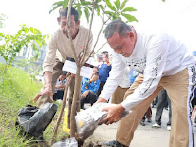 Wali Kota Bekasi Tri Adhianto Tanam Pohon dan Tebar Ikan di Danau VIP untuk Pelestarian Lingkungan