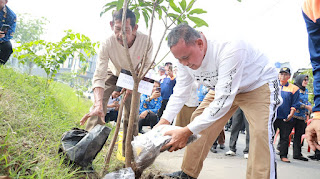 Wali Kota Bekasi Tri Adhianto Tanam Pohon dan Tebar Ikan di Danau VIP untuk Pelestarian Lingkungan