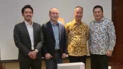 Menteri Perindustrian RI Agus Gumiwang Kartasasmita melakukan pertemuan bilateral dengan Associate Government Affairs Director Xiaomi Communications Co., Ltd., Jon Dove di Shanghai, Tiongkok.