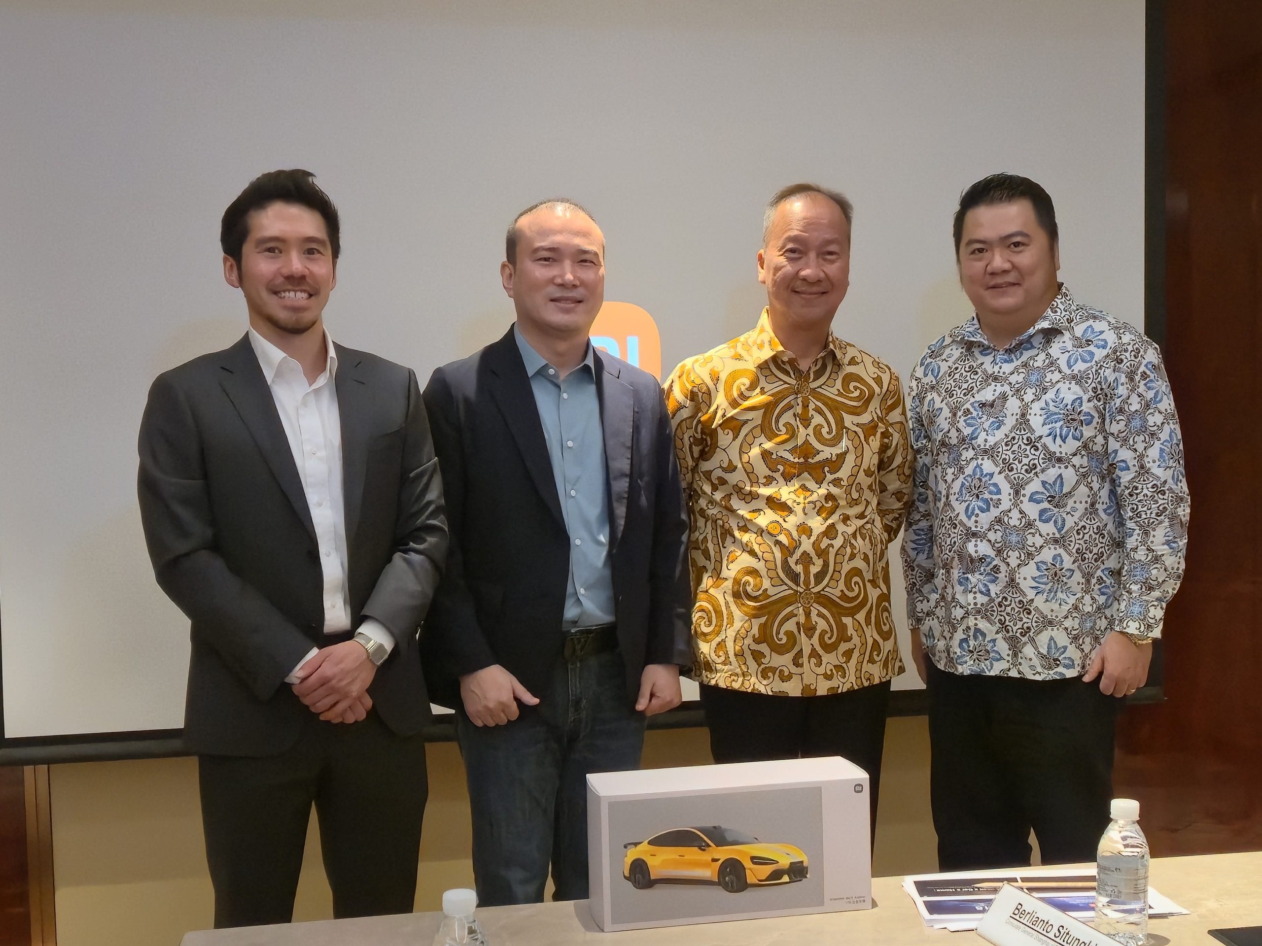 Menteri Perindustrian RI Agus Gumiwang Kartasasmita melakukan pertemuan bilateral dengan Associate Government Affairs Director Xiaomi Communications Co., Ltd., Jon Dove di Shanghai, Tiongkok.