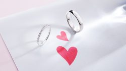 Koleksi cincin yang ditampilkan tersedia dalam pilihan white gold, yellow gold, dan rose gold, lengkap dengan berlian serta batu permata berkilau.