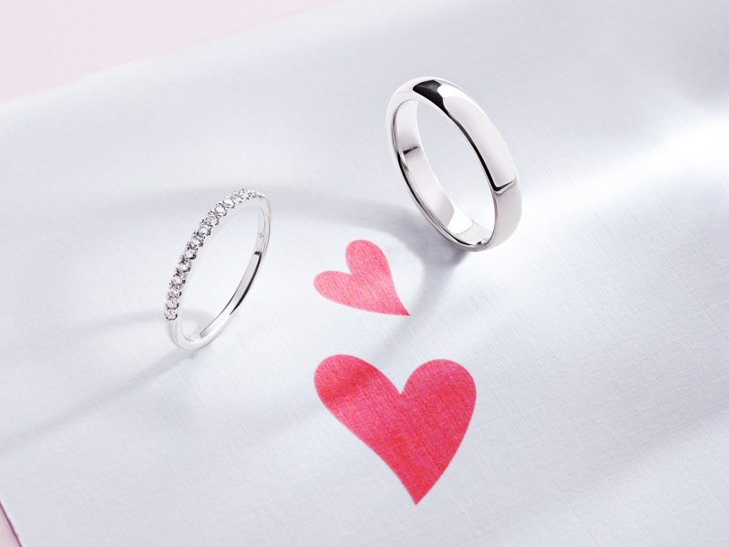 Koleksi cincin yang ditampilkan tersedia dalam pilihan white gold, yellow gold, dan rose gold, lengkap dengan berlian serta batu permata berkilau.