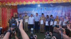 Penyerahan Sertipikat Tanah untuk Rakyat, di Kerapatan Adat Nagari (KAN) Kuranji, Kota Padang.