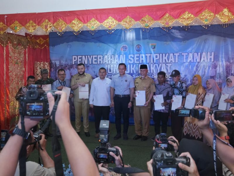 Penyerahan Sertipikat Tanah untuk Rakyat, di Kerapatan Adat Nagari (KAN) Kuranji, Kota Padang.