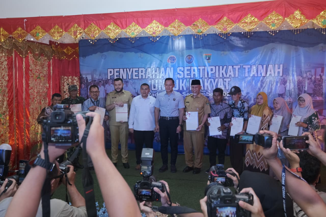 Penyerahan Sertipikat Tanah untuk Rakyat, di Kerapatan Adat Nagari (KAN) Kuranji, Kota Padang. 