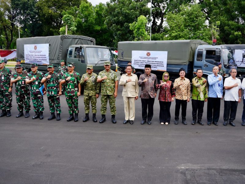 Kementerian Pertahanan (Kemhan) menyerahkan bantuan penyediaan obat-obatan produksi Pabrik Obat Pertahanan Negara bagi klinik dan apotek desa milik Kopdes Merah Putih.
