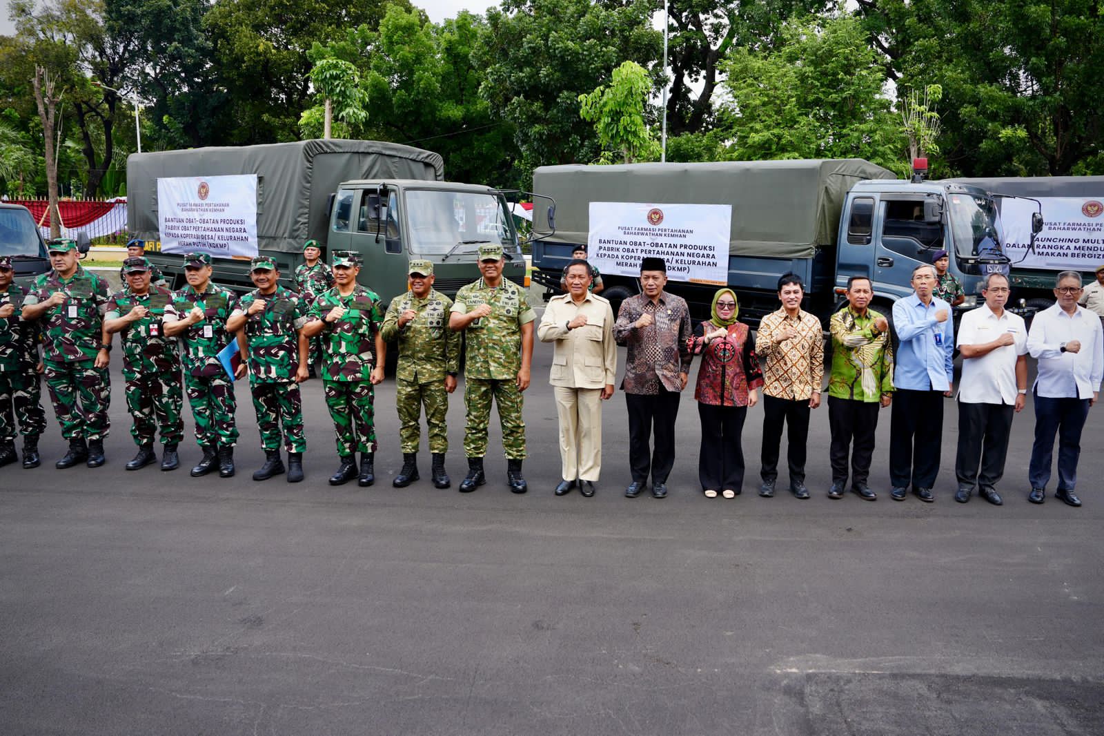 Kementerian Pertahanan (Kemhan) menyerahkan bantuan penyediaan obat-obatan produksi Pabrik Obat Pertahanan Negara bagi klinik dan apotek desa milik Kopdes Merah Putih.