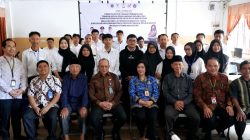 PeluangNews, Jakarta-- Kementerian Ketenagakerjaan (Kemnaker) melalui Balai Besar Pelatihan Vokasi dan Produktivitas (BBPVP) Makassar bersama Dinas Ketenagakerjaan (Disnaker) Kota Makassar menyelenggarakan pelatihan kerja inklusif untuk 22 penyandang disabilitas, pada 2-11 Oktober 2025 di SMA Plus Budi Utomo Makassar, Sulawesi Selatan. Bekerja sama dengan Badan Amil Zakat Nasional (Baznas) dan Pemerintah Kota Makassar, pelatihan berfokus pada Kejuruan Administrasi Perkantoran dan Desain Grafis, pelatihan digelar di Lembaga Pelatihan Kerja (LPK) Budi Utomo Kota Makassar, Sulawesi Selatan. Dirjen Binalavotas Kemnaker Agung Nur Rohmad mengatakan pelatihan calon tenaga kerja penyandang disabilitas di Kota Makassar merupakan rangkaian bulan pelatihan vokasi nasional 2025. Pelatihan vokasi bagi penyandang disabilitas ini juga sebagai implementasi nota kesepahaman dari Kolaborasi pelatihan vokasi antara Kemnaker- Pemerintah Kota Makassar dan Baznas yang ditandatangani di BBPVP Makassar, 25 Juli 2025 yang lalu. "Tujuan dilaksanakannya pelatihan khusus untuk penyandang disabilitas sebagai upaya menyiapkan tenaga kerja disabilitas dengan keterampilan yang relevan di dunia industri, " kata Agung Nur Rohmad dalam Siaran Pers Biro Humas Kemnaker, Minggu (5/10/2025). Agung menjelaskan program pelatihan vokasi diperuntukkan bagi seluruh Unit Layanan Disabilitas (ULD) Disnaker seluruh Indonesia. Namun ULD Makassar dipercaya untuk melaksanakan program ini untuk kali pertama. Kepala BBPVP Makassar La Ode Haji Polondu berharap kolaborasi antara LPK Budi Utomo, BBPVP Makassar dan Disnaker Kota Makassar dapat terus berlanjut dan tak hanya berhenti seusai pelatihan ini. La Ode menambahkan seusai pelatihan, pihaknya bersama dengan Pemerintah Kota Makassar dan Pengurus LPK Budi Utomo akan mengantarkan langsung lulusan pelatihan disabilitas ini ke perusahaan-perusahaan di Kota Makassar yang akan menjadi tempat mereka bekerja.