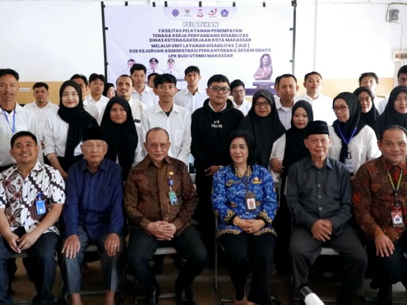 PeluangNews, Jakarta-- Kementerian Ketenagakerjaan (Kemnaker) melalui Balai Besar Pelatihan Vokasi dan Produktivitas (BBPVP) Makassar bersama Dinas Ketenagakerjaan (Disnaker) Kota Makassar menyelenggarakan pelatihan kerja inklusif untuk 22 penyandang disabilitas, pada 2-11 Oktober 2025 di SMA Plus Budi Utomo Makassar, Sulawesi Selatan. Bekerja sama dengan Badan Amil Zakat Nasional (Baznas) dan Pemerintah Kota Makassar, pelatihan berfokus pada Kejuruan Administrasi Perkantoran dan Desain Grafis, pelatihan digelar di Lembaga Pelatihan Kerja (LPK) Budi Utomo Kota Makassar, Sulawesi Selatan. Dirjen Binalavotas Kemnaker Agung Nur Rohmad mengatakan pelatihan calon tenaga kerja penyandang disabilitas di Kota Makassar merupakan rangkaian bulan pelatihan vokasi nasional 2025. Pelatihan vokasi bagi penyandang disabilitas ini juga sebagai implementasi nota kesepahaman dari Kolaborasi pelatihan vokasi antara Kemnaker- Pemerintah Kota Makassar dan Baznas yang ditandatangani di BBPVP Makassar, 25 Juli 2025 yang lalu. "Tujuan dilaksanakannya pelatihan khusus untuk penyandang disabilitas sebagai upaya menyiapkan tenaga kerja disabilitas dengan keterampilan yang relevan di dunia industri, " kata Agung Nur Rohmad dalam Siaran Pers Biro Humas Kemnaker, Minggu (5/10/2025). Agung menjelaskan program pelatihan vokasi diperuntukkan bagi seluruh Unit Layanan Disabilitas (ULD) Disnaker seluruh Indonesia. Namun ULD Makassar dipercaya untuk melaksanakan program ini untuk kali pertama. Kepala BBPVP Makassar La Ode Haji Polondu berharap kolaborasi antara LPK Budi Utomo, BBPVP Makassar dan Disnaker Kota Makassar dapat terus berlanjut dan tak hanya berhenti seusai pelatihan ini. La Ode menambahkan seusai pelatihan, pihaknya bersama dengan Pemerintah Kota Makassar dan Pengurus LPK Budi Utomo akan mengantarkan langsung lulusan pelatihan disabilitas ini ke perusahaan-perusahaan di Kota Makassar yang akan menjadi tempat mereka bekerja.