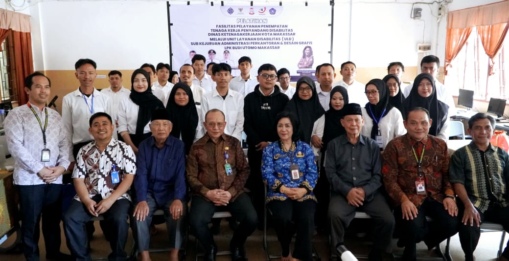 PeluangNews, Jakarta-- Kementerian Ketenagakerjaan (Kemnaker) melalui Balai Besar Pelatihan Vokasi dan Produktivitas (BBPVP) Makassar bersama Dinas Ketenagakerjaan (Disnaker) Kota Makassar menyelenggarakan pelatihan kerja inklusif untuk 22 penyandang disabilitas, pada 2-11 Oktober 2025 di SMA Plus Budi Utomo Makassar, Sulawesi Selatan.Bekerja sama dengan Badan Amil Zakat Nasional (Baznas) dan Pemerintah Kota Makassar, pelatihan berfokus pada Kejuruan Administrasi Perkantoran dan Desain Grafis, pelatihan digelar di Lembaga Pelatihan Kerja (LPK) Budi Utomo Kota Makassar, Sulawesi Selatan.Dirjen Binalavotas Kemnaker Agung Nur Rohmad mengatakan pelatihan calon tenaga kerja penyandang disabilitas di Kota Makassar merupakan rangkaian bulan pelatihan vokasi nasional 2025.Pelatihan vokasi bagi penyandang disabilitas ini juga sebagai implementasi nota kesepahaman dari Kolaborasi pelatihan vokasi antara Kemnaker- Pemerintah Kota Makassar dan Baznas yang ditandatangani di BBPVP Makassar, 25 Juli 2025 yang lalu."Tujuan dilaksanakannya pelatihan khusus untuk penyandang disabilitas sebagai upaya menyiapkan tenaga kerja disabilitas dengan keterampilan yang relevan di dunia industri, " kata Agung Nur Rohmad dalam Siaran Pers Biro Humas Kemnaker, Minggu (5/10/2025).Agung menjelaskan program pelatihan vokasi diperuntukkan bagi seluruh Unit Layanan Disabilitas (ULD) Disnaker seluruh Indonesia. Namun ULD Makassar dipercaya untuk melaksanakan program ini untuk kali pertama.Kepala BBPVP Makassar La Ode Haji Polondu berharap kolaborasi antara LPK Budi Utomo, BBPVP Makassar dan Disnaker Kota Makassar dapat terus berlanjut dan tak hanya berhenti seusai pelatihan ini.La Ode menambahkan seusai pelatihan, pihaknya bersama dengan Pemerintah Kota Makassar dan Pengurus LPK Budi Utomo akan mengantarkan langsung lulusan pelatihan disabilitas ini  ke perusahaan-perusahaan di Kota Makassar yang akan menjadi tempat mereka bekerja. 